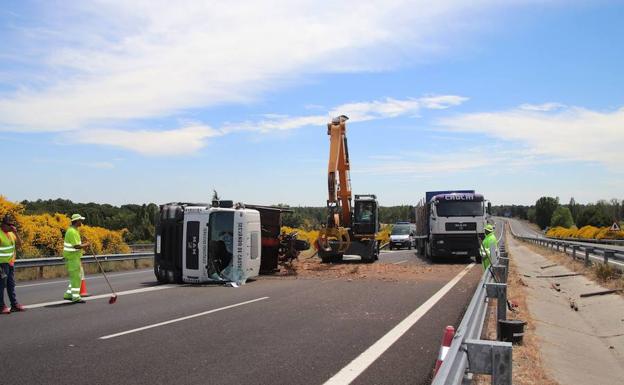 El vuelco de un camión de madera mantiene cortada la Autovía de Pinares en Cuéllar más de tres horas