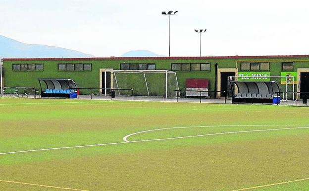 El cambio del césped del campo de fútbol o el bus búho en Palazuelos son asignaturas claves para la corporación tripartita