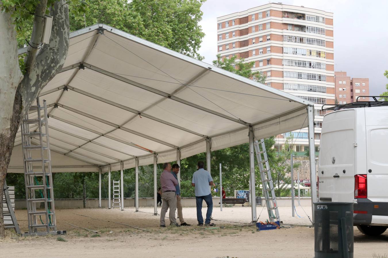 La playa de Las Moreras se pone a punto para el verano