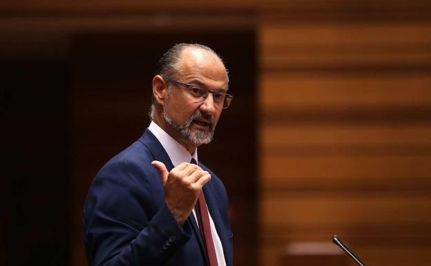 Luis Fuentes: el 'lector' del hemiciclo