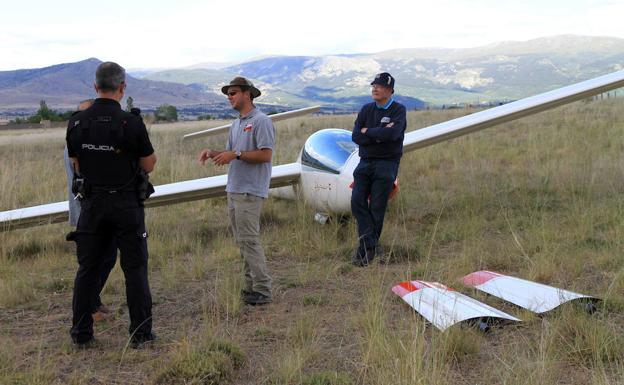 La tormenta obliga a dos pilotos belgas a un aterrizaje forzoso con su planeador cerca de la estación del AVE en Segovia
