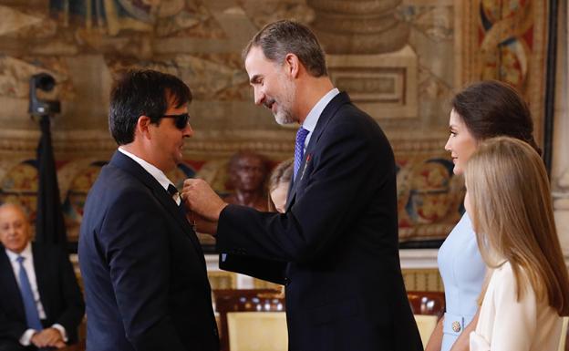 El rey Felipe VI condecora a un abulense por dedicar su vida a los demás