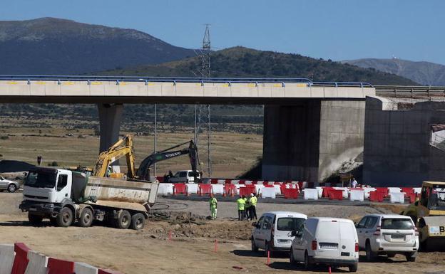 Cierra dos meses el ramal que enlaza la carretera de San Cristóbal de Segovia con la SG-20 en sentido Madrid