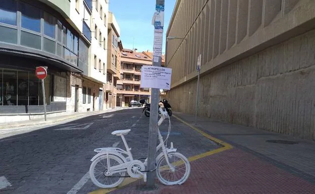 Las 'bicicletas fantasma' llegan a Segovia tras el atropello de tres personas, dos de ellas niños de 3 años, en 72 horas