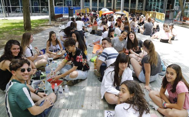 Décenas de jóvenes hacen cola para el concierto de OT en Palencia