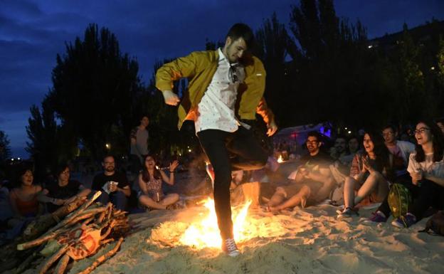 Miles de personas reciben el verano en torno al fuego de San Juan en Las Moreras