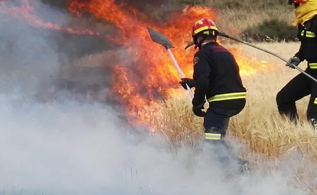 El fuego devora la falda del cerro del Águila en Valladolid