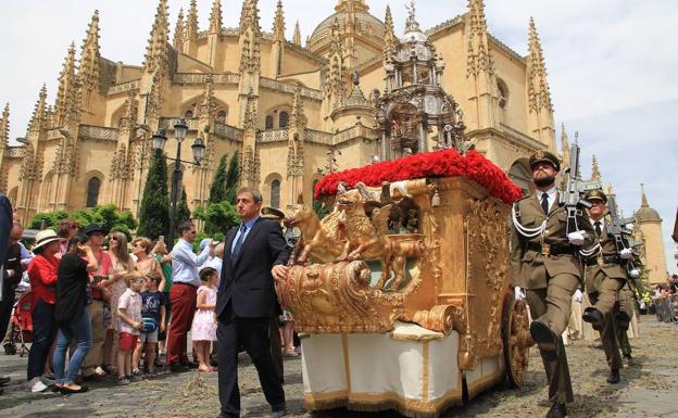 La Procesión del Corpus realza y alarga el desfile tradicional con 600 participantes