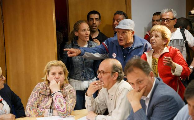 Alcaldes y concejales del PSOE de Zamora irrumpen en la sede por el expediente a Tomás del Bien