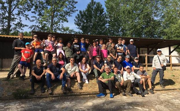 Un grupo de adultos y niños visitan el Centro Ictiogénico de Galisancho