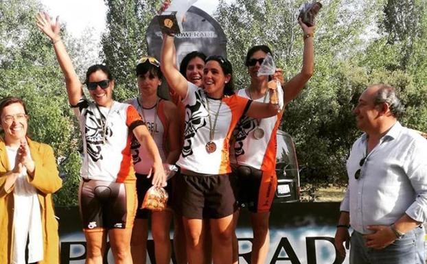 El Triatlón Salamanca femenino, campeón regional por equipos y el Salmántica Triatlón masculino, subcampeón