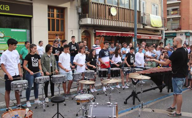 La cantera musical de Cuéllar saca a las calles de la villa todo su potencial