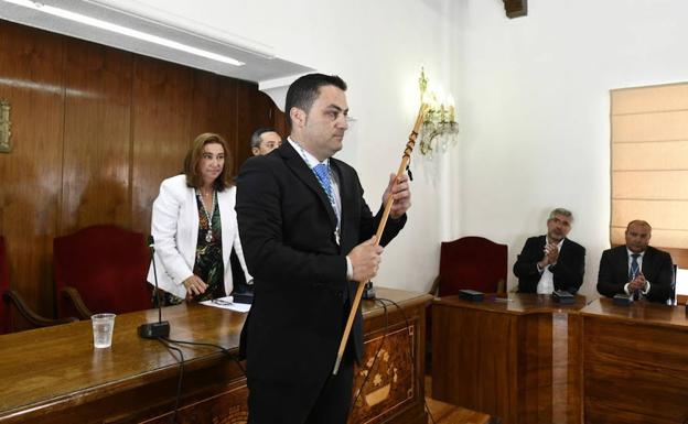 El alcalde de El Espinar defiende la «trayectoria intachable» en igualdad de la concejala de Vox