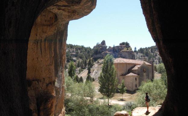 Dejan velas encedidas en la ermita del Cañón del Río Lobos durante la pasada noche de San Juan