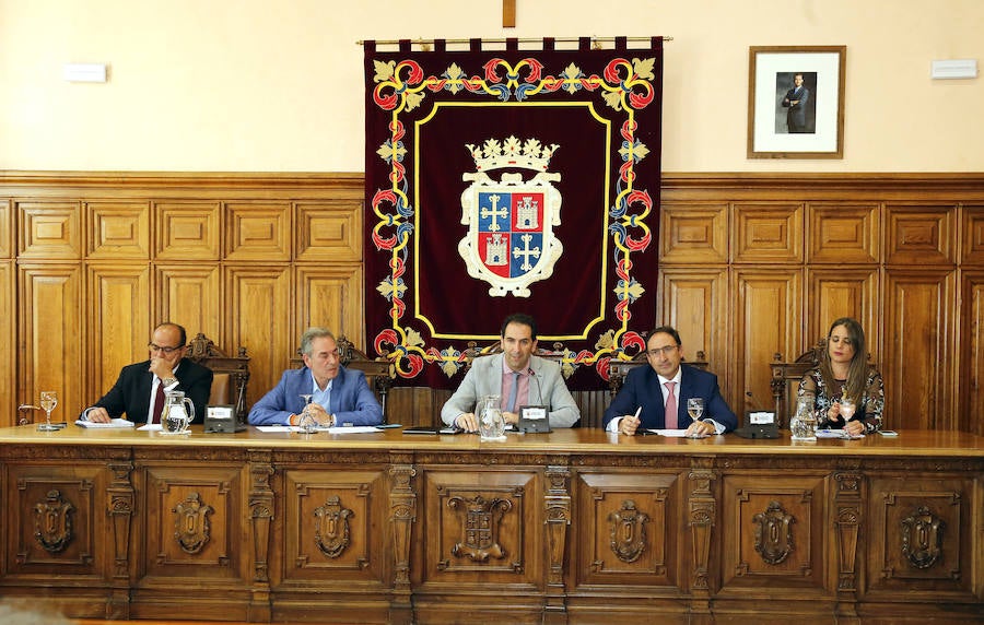 El Ayuntamiento de Palencia empieza a funcionar con el primer pleno