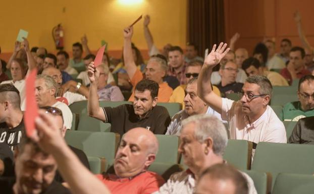 Los taxistas de Valladolid despiden a su presidente durante una década aprobando las cuentas