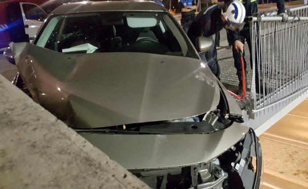 Los Bomberos de Burgos intervienen en el accidente de un turismo, que quedó a punto de caer por el puente de la Avenida de la Constitución