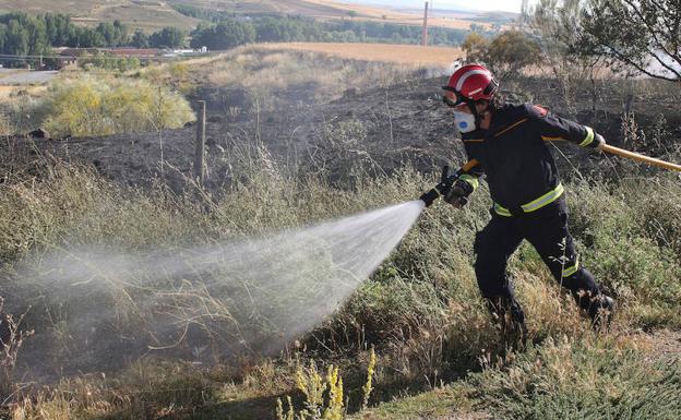 Controlado un incendio en Fresneda de Sepúlveda que afectó a una vivienda vacía y una nave