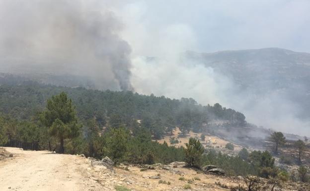 Agricultura envía dos aviones anfibios de la base de Matacán al incendio de Gavilanes