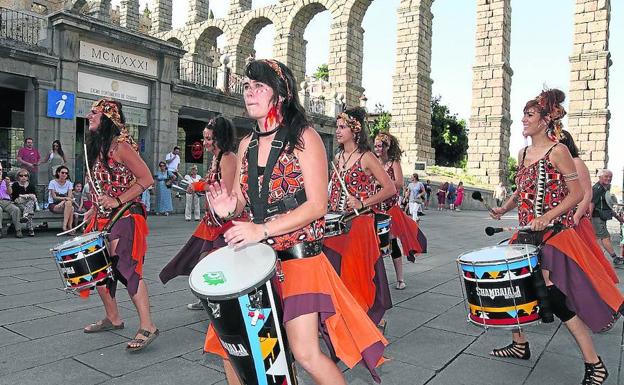 Las calles de Segovia vibran al son de la batucada