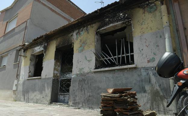 Las llamas devoran una casa molinera de la calle de los Monegros de Valladolid