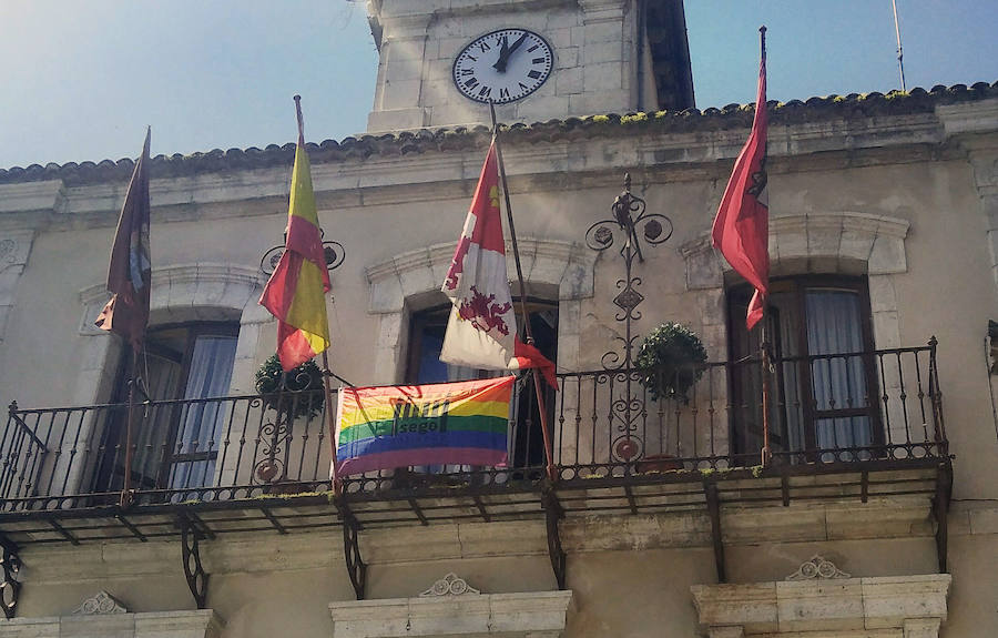 La bandera arcoíris ondea en el balcón del Ayuntamiento de Cuéllar