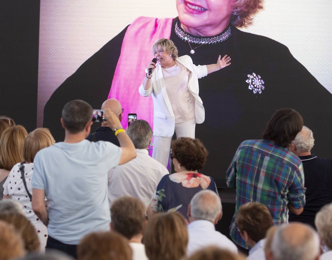 La cantante Karina pone el broche final al Festival 60+Activos