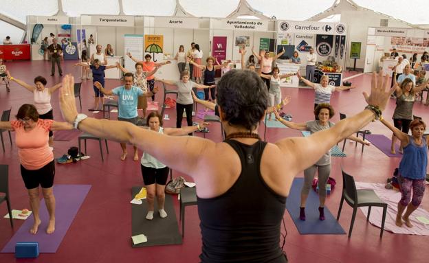 Carlos Soria, alpinista de 80 años, comparte su jovialidad con el público asistente a la penúltima sesión del Festival 60+Activos