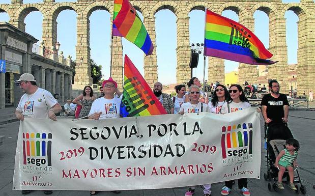 Segoentiende sale a la calle al grito de «¡mayores sin armarios!»