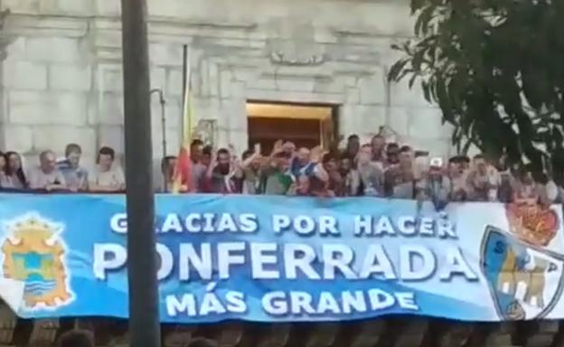 Pide la mano de su novia en plena celebración del ascenso de la Ponferradina