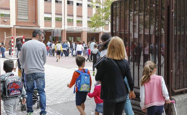 Los colegios e institutos registraron este curso una caída de más de 300 alumnos