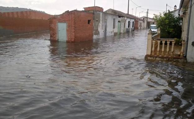 Una intensa tromba de agua anega varias calles de Pedrajas