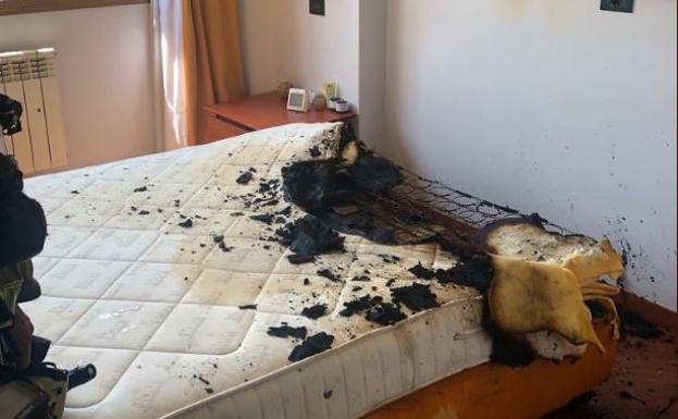 Un cargador de móvil sobre una cama provoca un incendio y obliga a intervenir a los bomberos