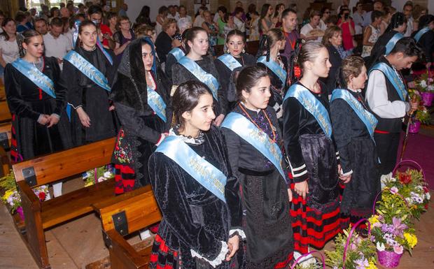 La ofrenda floral a la Virgen de la Fuencisla despide las fiestas de la ciudad