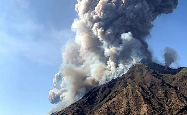 Un muerto por la erupción del volcán Estrómboli en Italia