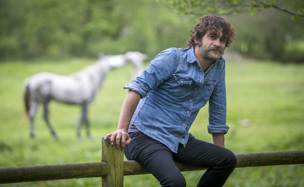 Quique González: «Gran parte de la gente no considera la música un oficio serio»