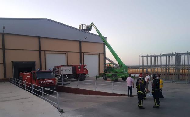 Un incendio afecta a una nave de patatas en Carbonero el Mayor