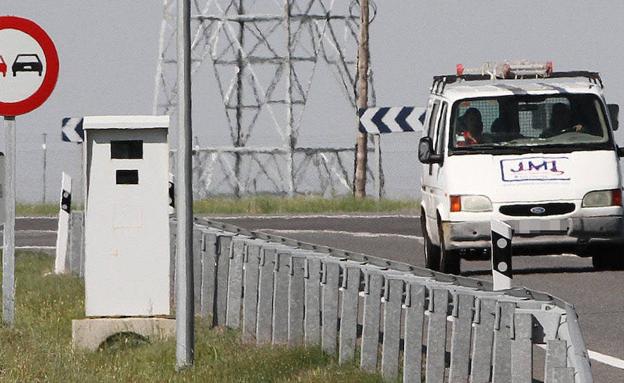 La DGT instala un nuevo radar fijo en la N-110 en el cruce con la AP-61, en una de las salidas de la ciudad