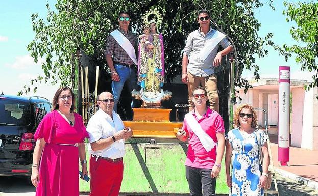 Villasexmir celebra a Santa Isabel con su tradicional enramada