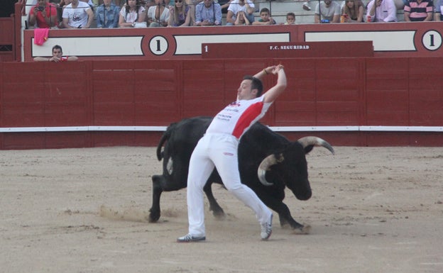 El arevalense José Manuel Medina, Zorrillo, profeta en su Tierra, al conseguir la victoria en la primera semifinal de la Liga del corte Puro