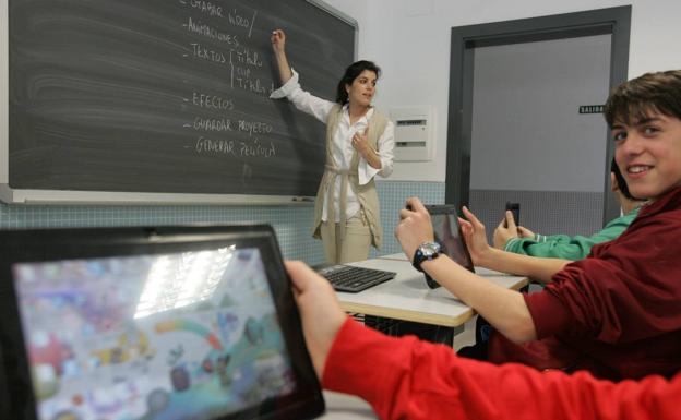 Los colegios e institutos cuentan hoy con 318 profesores menos que hace diez años