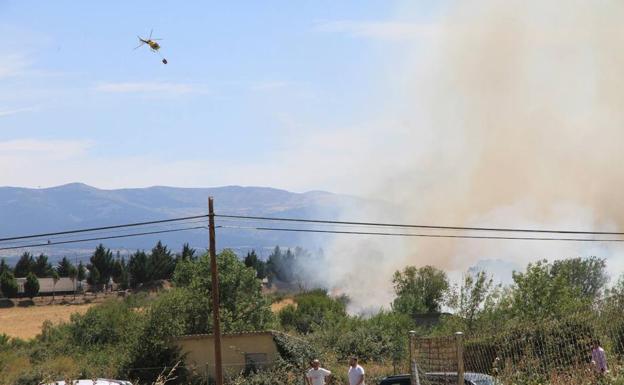 Estabilizado el fuego de Trescasas que amenazó a una residencia de ancianos, una línea de alta tensión y una planta embotelladora