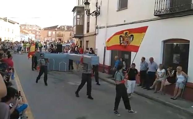 Polémica en un concurso de disfraces de Osorno en el que se premió a una comparsa de Franco en el Valle de los Caídos