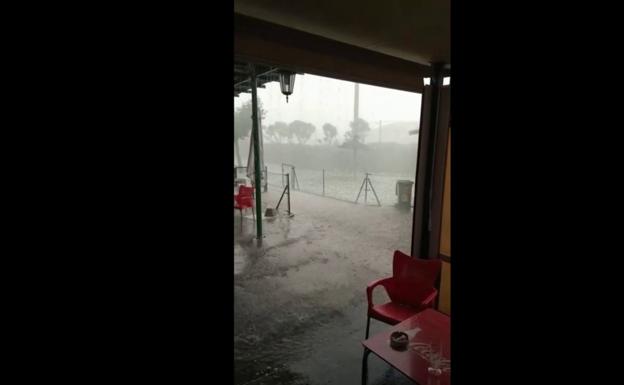 Una fuerte tormenta con granizo inunda las calles de Roales del Pan