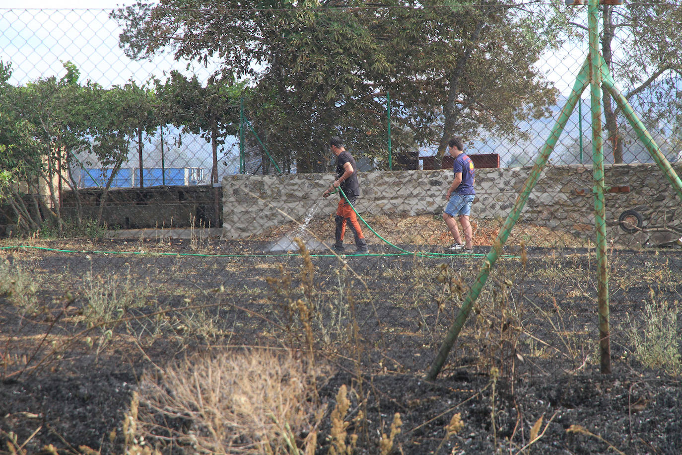 Los vecinos de Trescasas se recuperan del susto: «Hemos sentido miedo porque no sabíamos qué hacer»