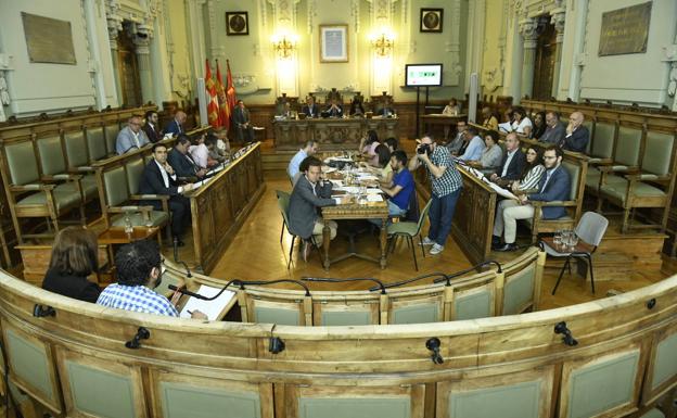 El primer Pleno ordinario escenifica el fin de la confrontación más brusca en Valladolid
