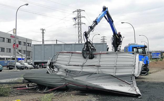 La tormenta del lunes dejó solo 1,4 litros, 347 rayos y un reguero de daños