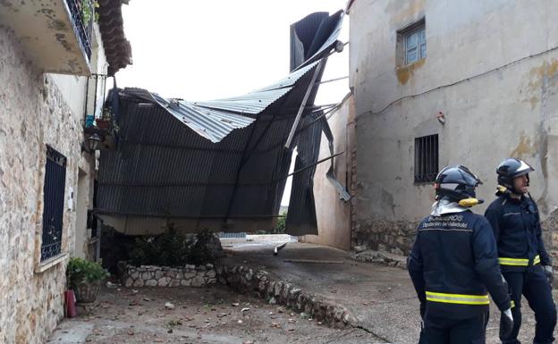 Una gran chapa vuela 60 metros y se encaja entre dos viviendas en Valdenebro (Valladolid)