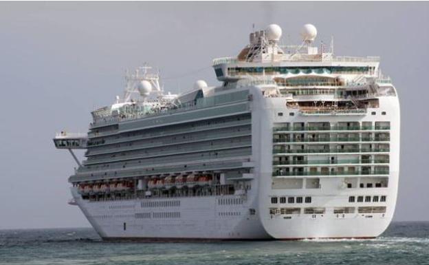 Muere una niña de 18 meses tras escurrirse de los brazos de su abuelo en un crucero