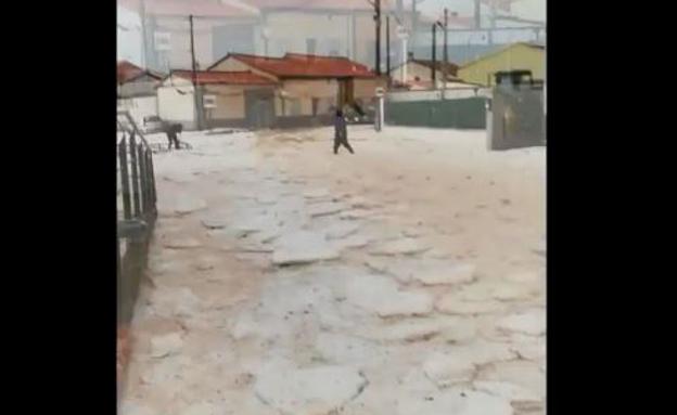 Calles inundadas y la caída de cascotes y cableados, consecuencias de la tormenta en Zamora